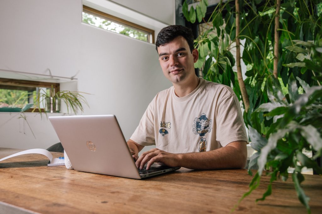 Joost Wijgergangs van Web&Wij aan het werk op een laptop